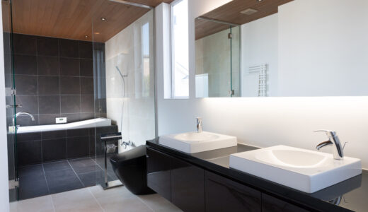洗練されたモダンバスルーム：デザイン実例と作り方のヒント
